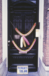 880140 Gezicht op de versierde voordeur van het studentenhuis Lauwerecht 52 ('Rosaklooster') te Utrecht. De deur is ...